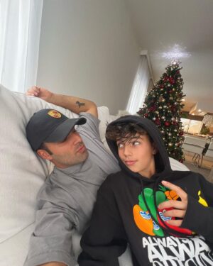 Jencarlos Canela Instagram - There are many more things I want but I have everything I need. Feliz navidad familia🎄🫶🏻