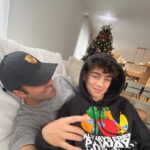Jencarlos Canela Instagram - There are many more things I want but I have everything I need. Feliz navidad familia🎄🫶🏻