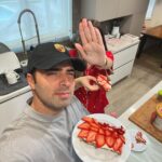 Jencarlos Canela Instagram - There are many more things I want but I have everything I need. Feliz navidad familia🎄🫶🏻