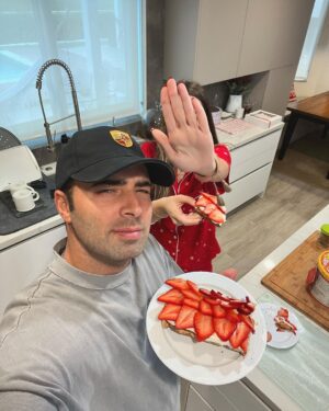 Jencarlos Canela Instagram - There are many more things I want but I have everything I need. Feliz navidad familia🎄🫶🏻