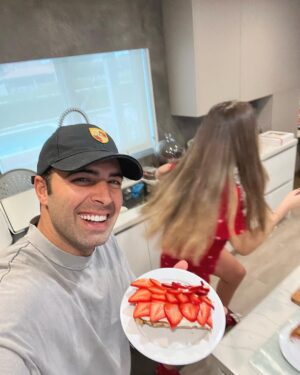 Jencarlos Canela Instagram - There are many more things I want but I have everything I need. Feliz navidad familia🎄🫶🏻