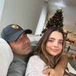 Jencarlos Canela Instagram - There are many more things I want but I have everything I need. Feliz navidad familia🎄🫶🏻