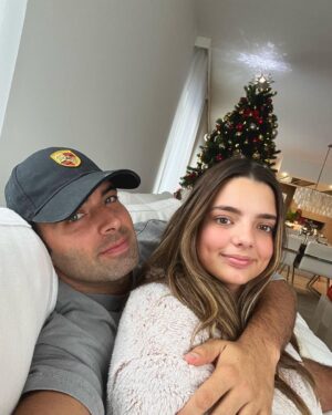 Jencarlos Canela Instagram - There are many more things I want but I have everything I need. Feliz navidad familia🎄🫶🏻