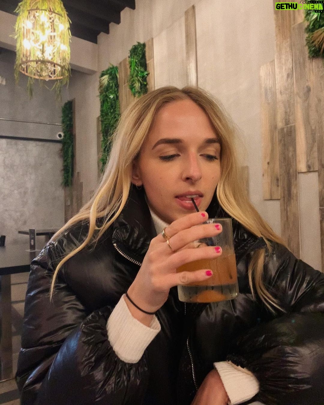 Jenn McAllister Instagram - pov: it’s 65 degrees in LA and u take me out to dinner Los Angeles, California