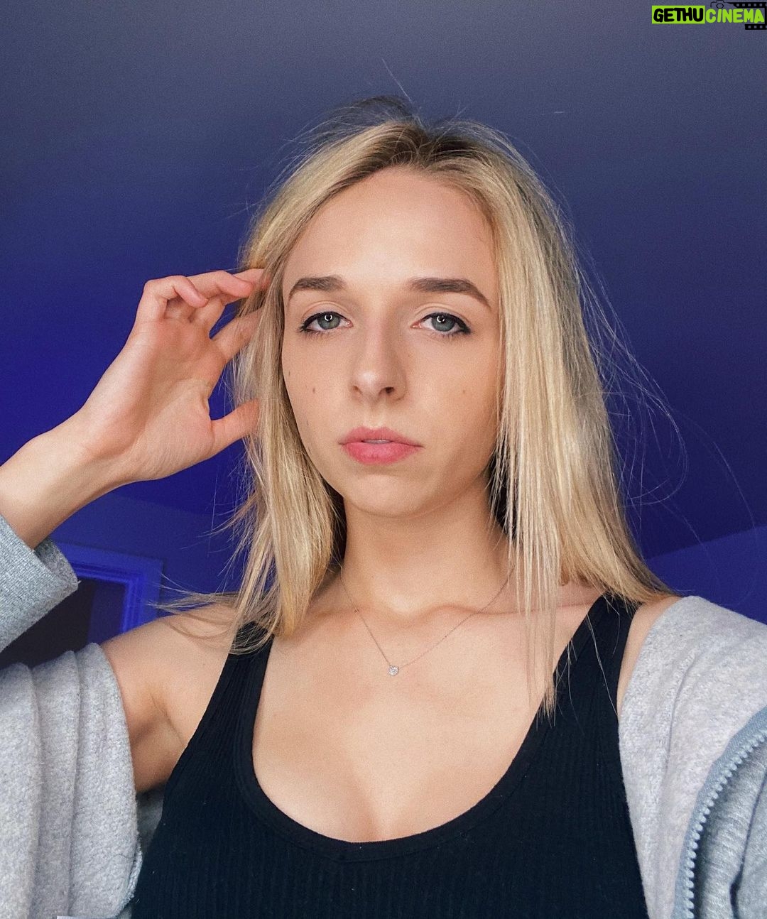 Jenn McAllister - 43.9K Likes - why is posting on instagram embarrassing LMAO