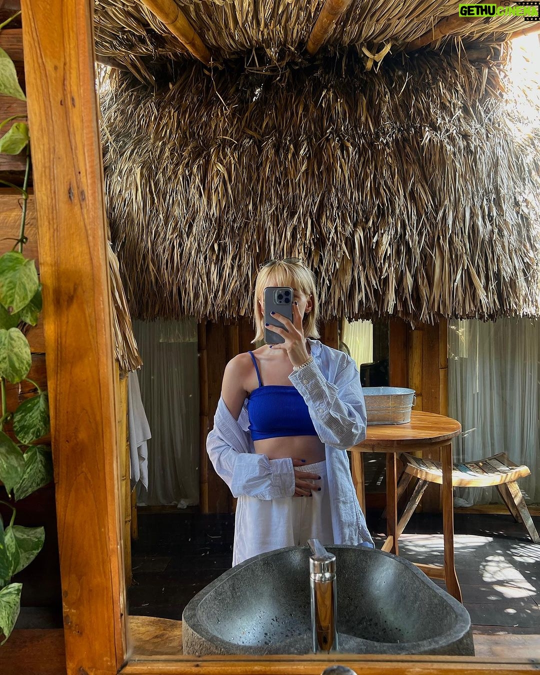 Jenn McAllister Instagram - ARUBA ! 🦀🌴 Aruba