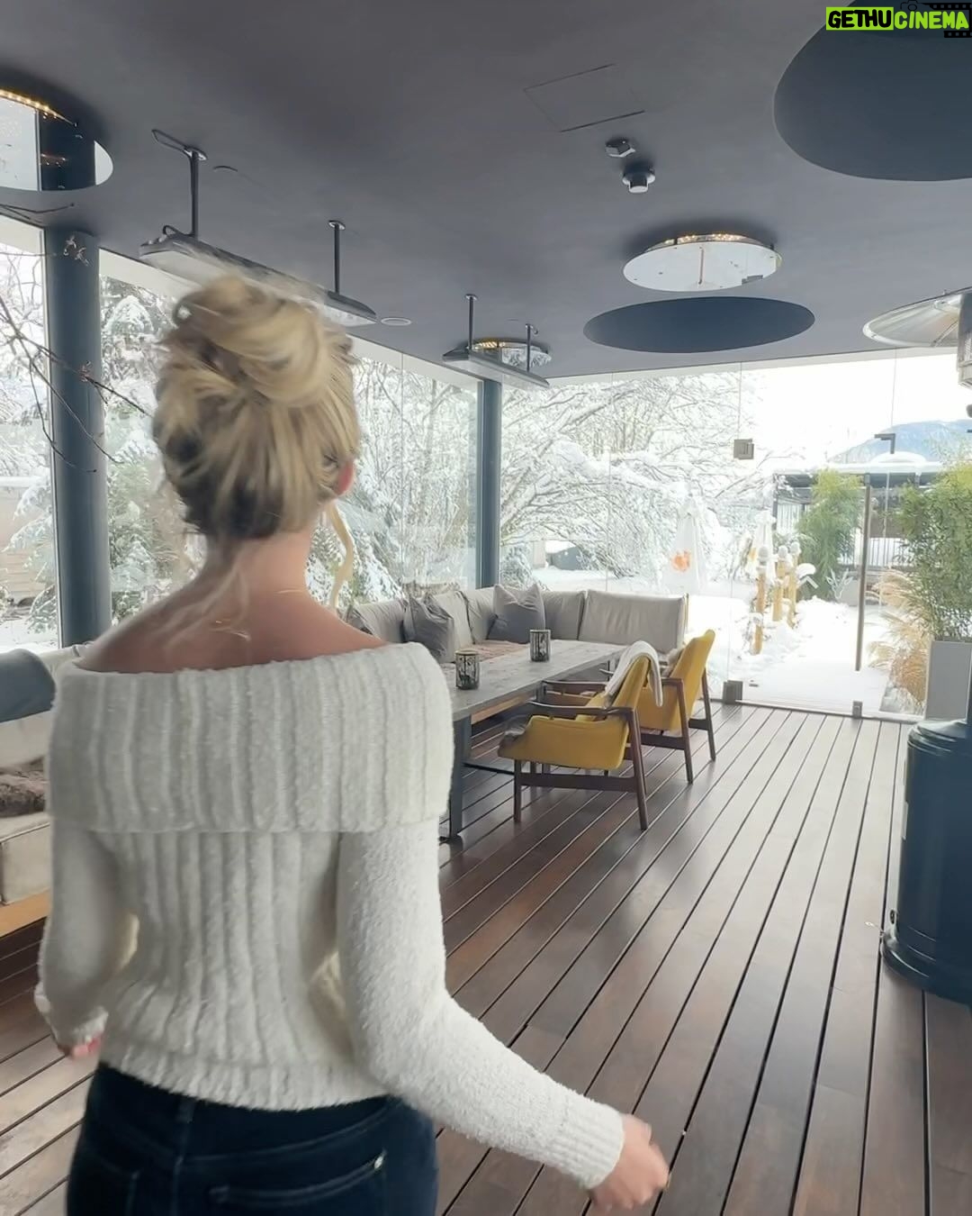 Jenna Davis Instagram - Winter wonderland 🐻❄️ I am obsessed with @hotel_gerl 🩷 Hotel Gerl