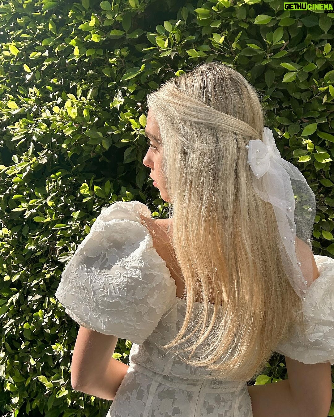 Jenna Davis Instagram - Happy Thanksgiving Y’all👼🤍 feeling incredibly joyful & grateful for this beautiful but wild thing we call life!! Ready to eat & hop in my sweats ;)