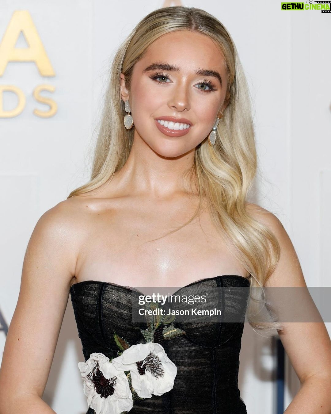 Jenna Davis Instagram - My first @cma’s ♥️ 💋: @baylieholnbach 🎀: @hair.by.sarahelizabeth ✨: @styledbylmc 👗: @marchesafashion 👠: @camillagabrieli 👛: @jeffreylevinson 💍: @baublebar @heymaeve @maisonmiru Bridgestone Arena, Nashville, Tn