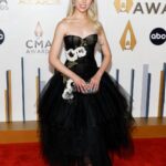 Jenna Davis Instagram - My first @cma’s ♥️ 💋: @baylieholnbach 🎀: @hair.by.sarahelizabeth ✨: @styledbylmc 👗: @marchesafashion 👠: @camillagabrieli 👛: @jeffreylevinson 💍: @baublebar @heymaeve @maisonmiru Bridgestone Arena, Nashville, Tn
