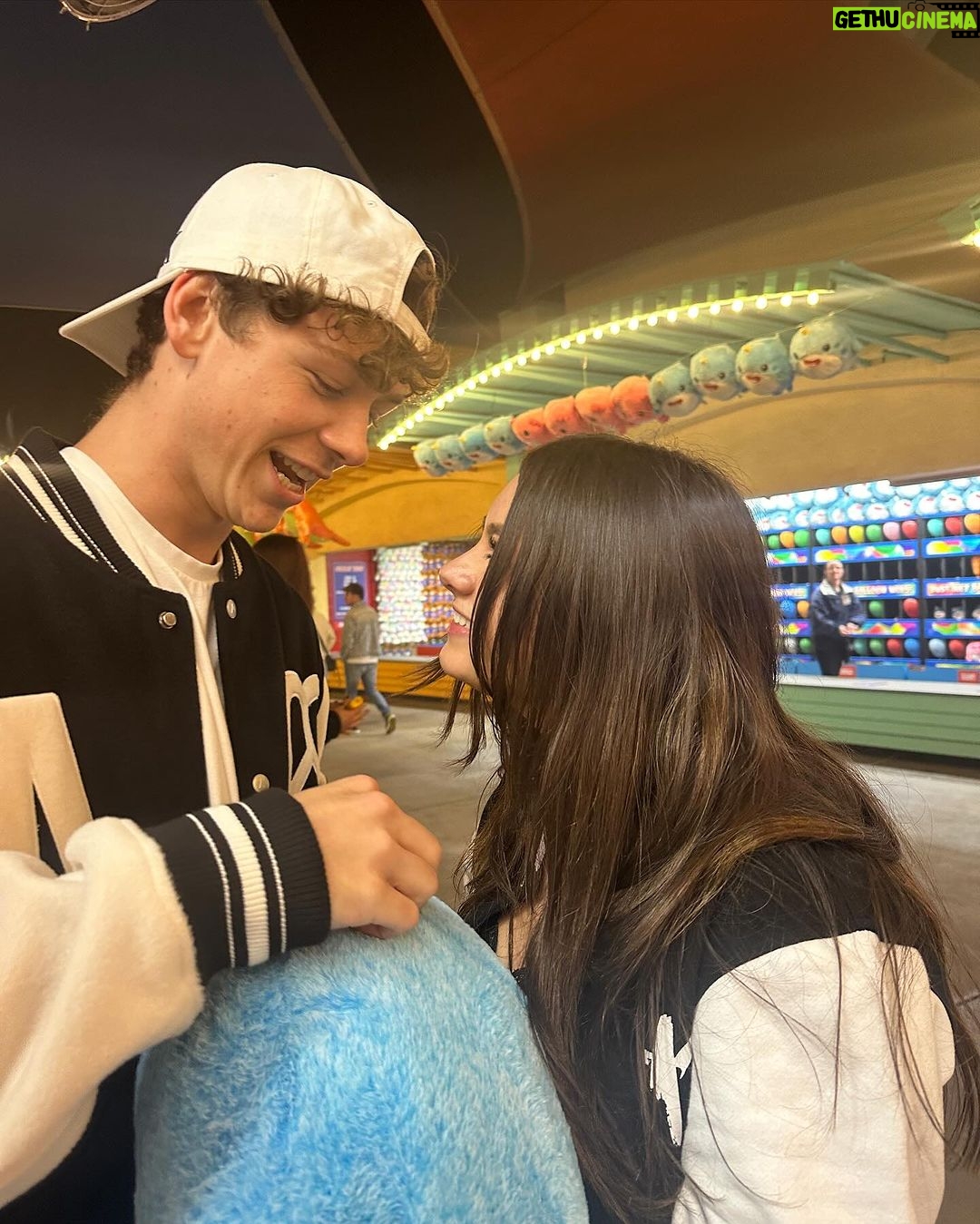Jenna Davis Instagram - this is ur sign to thirdwheel ur best friend & her boyfriend💕 Six Flags