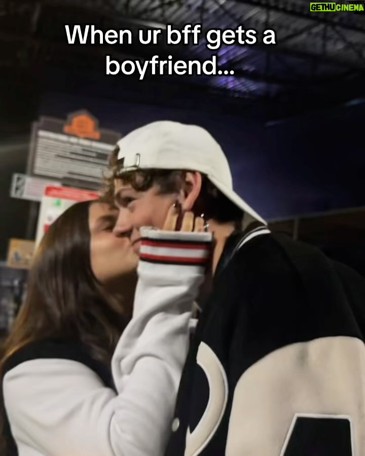 Jenna Davis Instagram - this is ur sign to thirdwheel ur best friend & her boyfriend💕 Six Flags