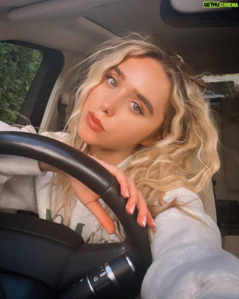Jenna Davis Instagram - miss designated driver 🤓👖🧸💌