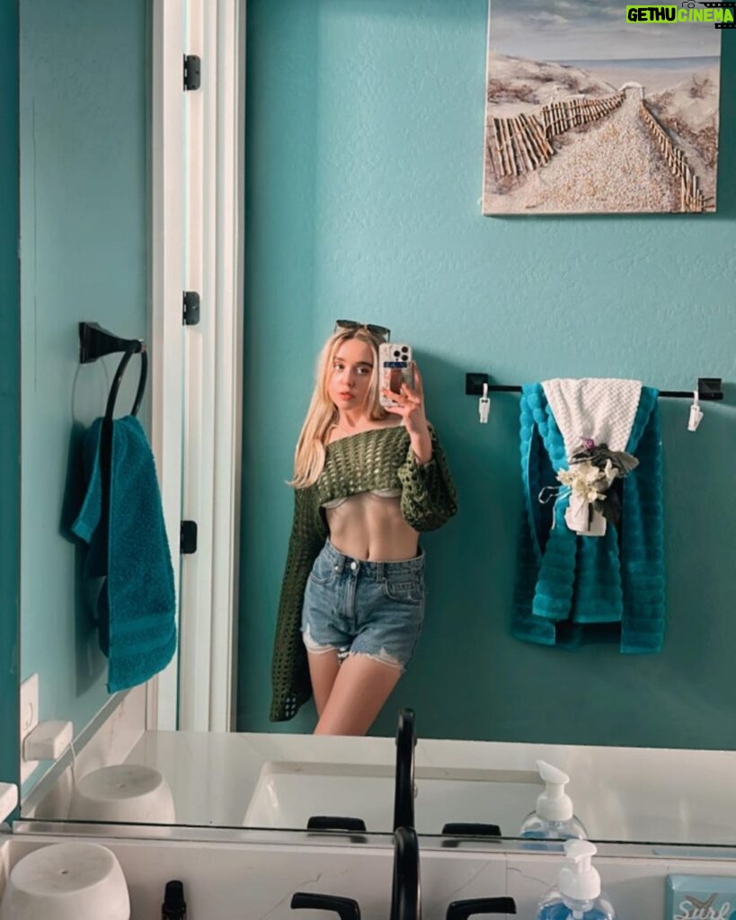 Jenna Davis Instagram - dumpity dump 🫶🩷🌲🫣🎶🤌 1) My friend’s bathroom was a vibe 2) dream car 3) 🤌 4) last night w/ elle 5) My friend Luke sent me this 🥹 6) chaos at the cabin 🌲 7) I MISS THIS 8) kayak wars 😤 9) not me having a full on photoshoot at an event💀 10) hehe