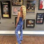 Jenna Davis Instagram - swipe 🤫🥰🎶❤️ fit = @revolve 1) new music… 2) grateful to work with these two 3) Walker had to teach me 🕺 Music Row
