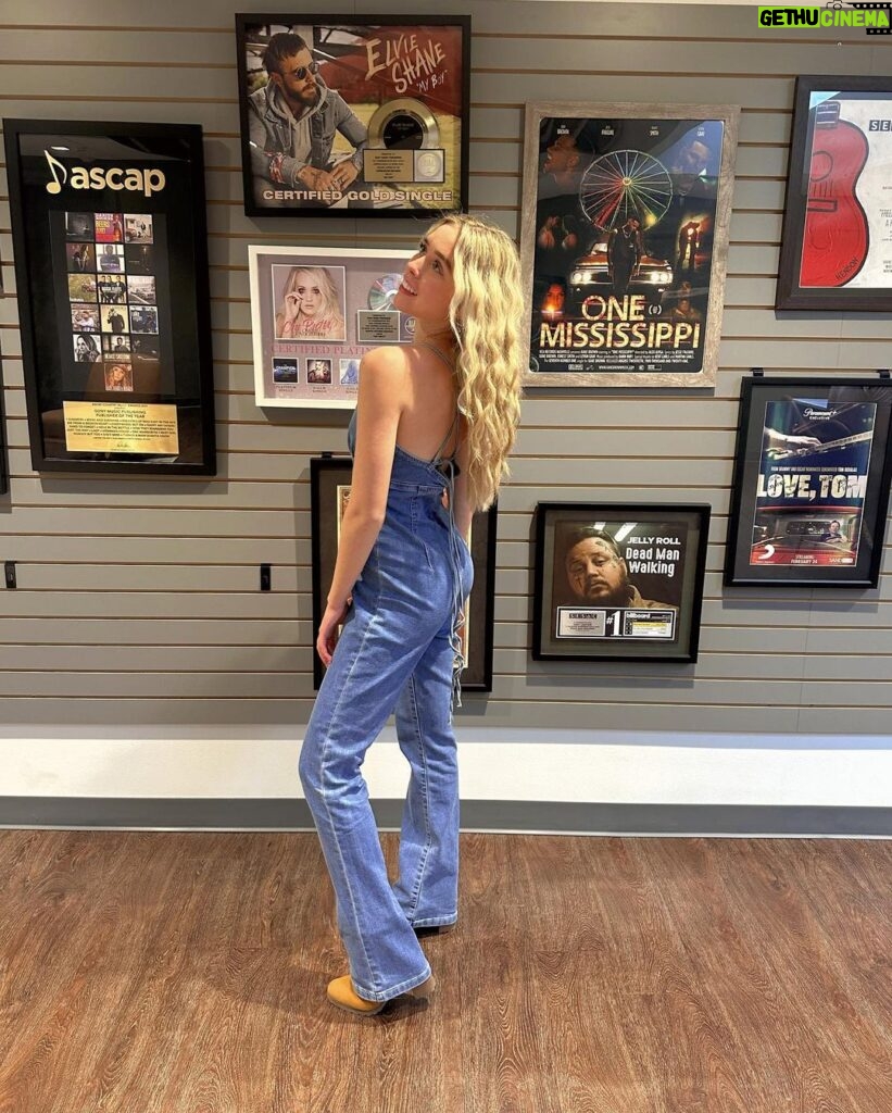Jenna Davis Instagram - swipe 🤫🥰🎶❤️ fit = @revolve 1) new music… 2) grateful to work with these two 3) Walker had to teach me 🕺 Music Row