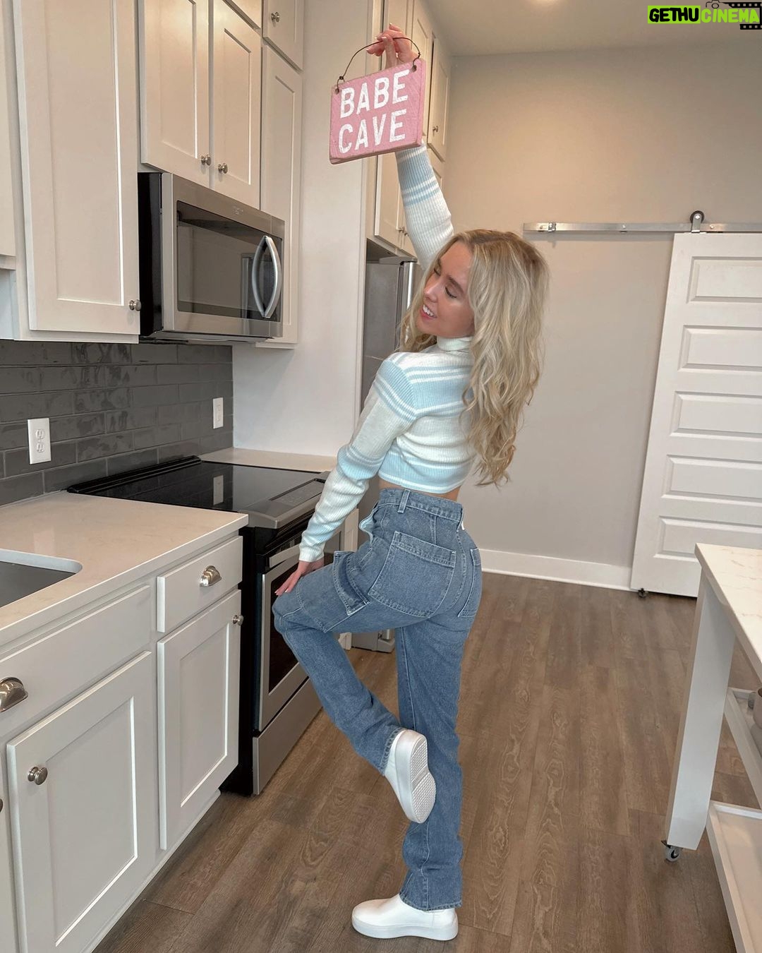 Jenna Davis Instagram - welcome to my babe cave 🏡💞🔑 @revolve @allthewaysthelabel MY BABE CAVE