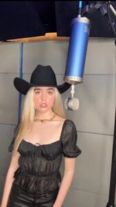 Jenna Davis Instagram - Before He Cheats 🛠️- @carrieunderwood producer: @geminimuziq stylist: @styledbylmc top: @moretocome_ pants: @edikted necklace: @montserrat_ny hat: @boot_barn_official