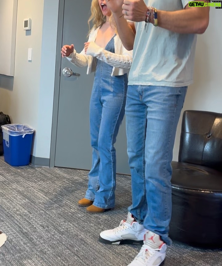 Jenna Davis Instagram - swipe 🤫🥰🎶❤️ fit = @revolve 1) new music… 2) grateful to work with these two 3) Walker had to teach me 🕺 Music Row