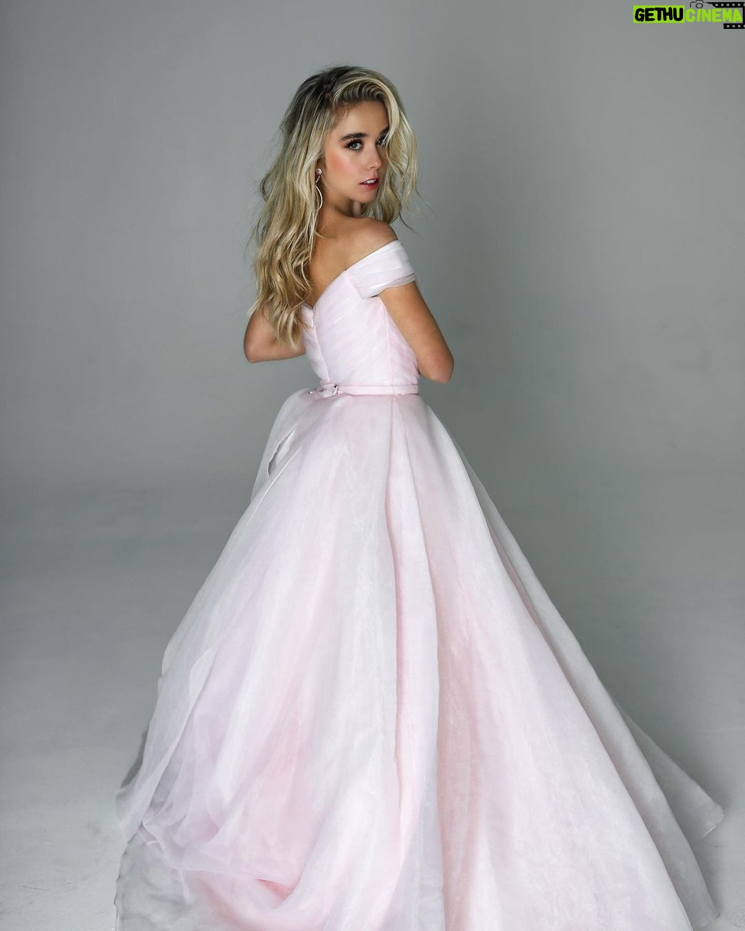 Jenna Davis Instagram - It’s giving prom 🪩💞 fun fact ↓ I’ve never actually been to a real prom unless you count #instaprom in 2018 or the two shows I worked on that had prom sets 🤷♀️ lmk if you have been to prom & if you liked it :)) stylist: @styledbylmc pc: @ashleyrobertsphotos hmu: @nixeyartistry dress: @ritavinieris earrings: @rapture.me