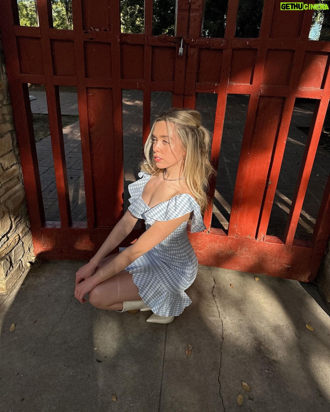 Jenna Davis Instagram - hi there ♡ dress: @revolve Los Angeles, California