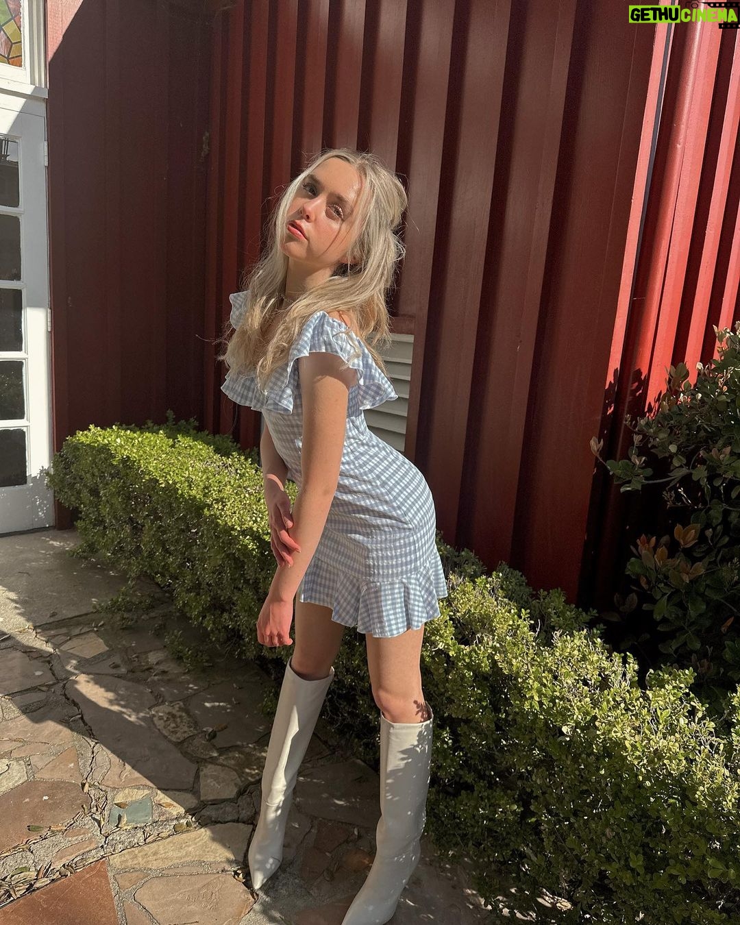 Jenna Davis Instagram - hi there ♡ dress: @revolve Los Angeles, California