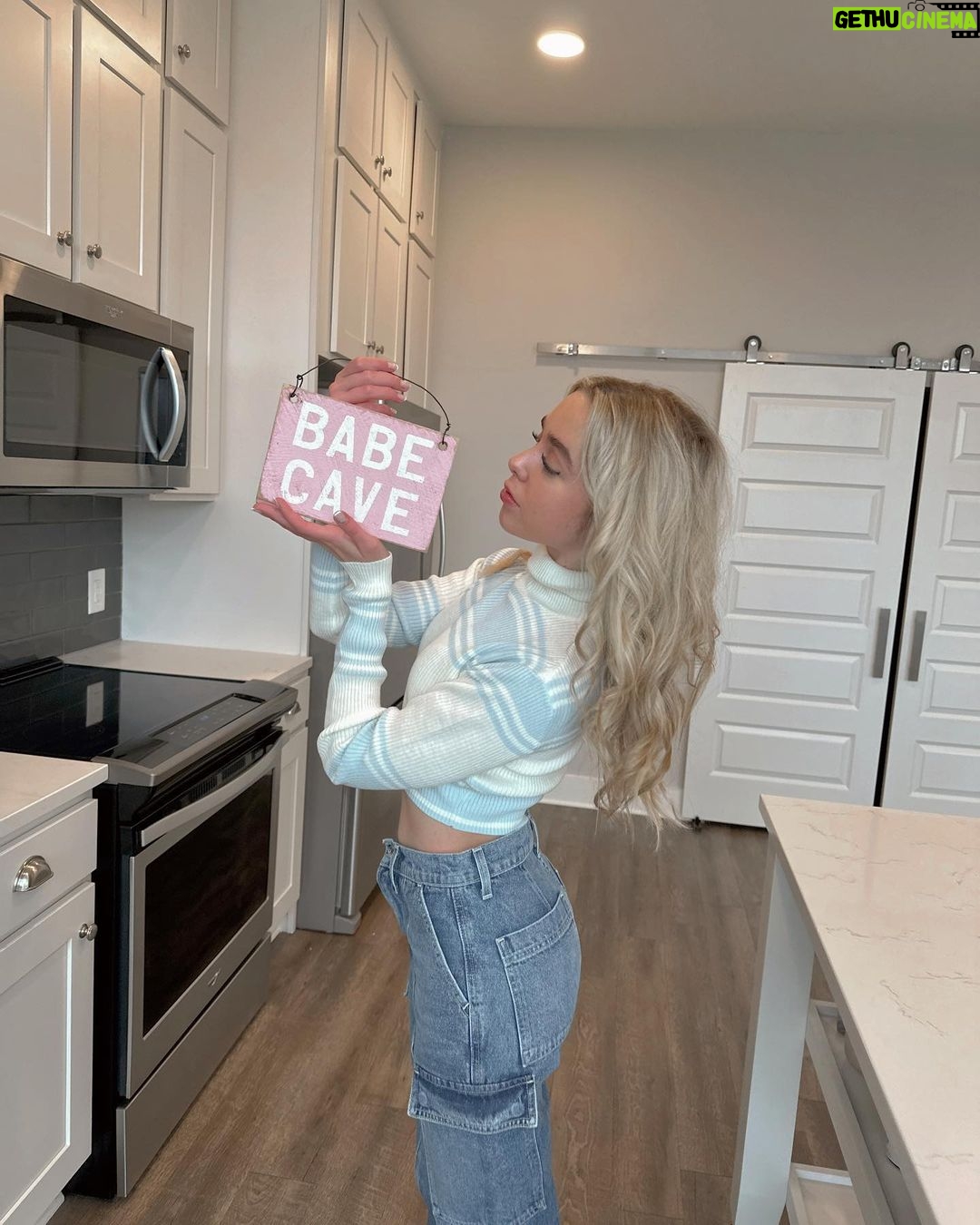 Jenna Davis Instagram - welcome to my babe cave 🏡💞🔑 @revolve @allthewaysthelabel MY BABE CAVE