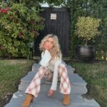 Jenna Davis Instagram - took these in front of my neighbors steps 🤝💓😎 Los Angeles, California