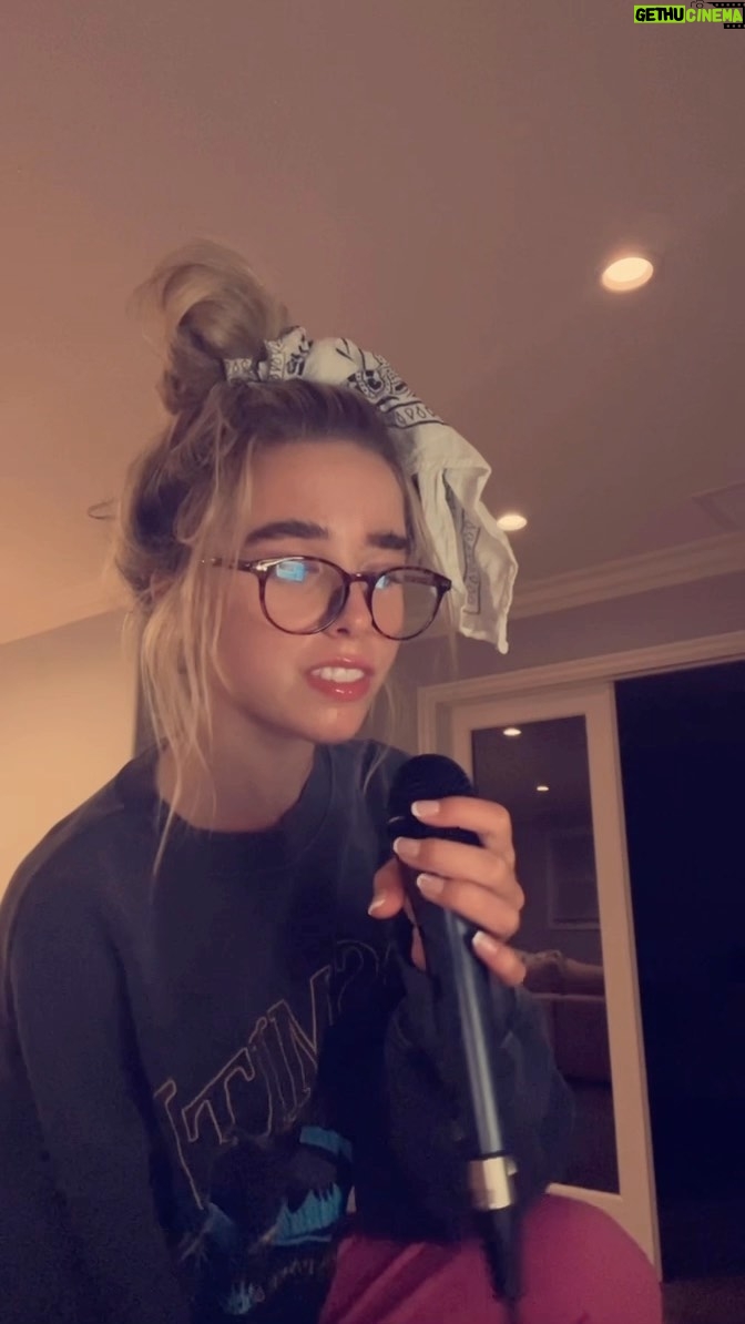 Jenna Davis Instagram - Nothing like singing country music in ur sweats at 12am🤠 song: hair salon by @megmoroney