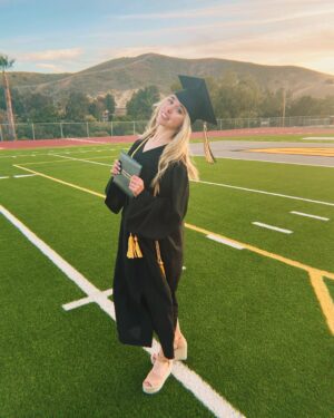 Jenna Davis Instagram - 2022, kiss my class goodbye 🎓