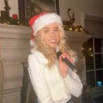 Jenna Davis Instagram - I want a hippopotamus for Christmas 🦛🎄 #hippo #christmas #cover Los Angeles, California