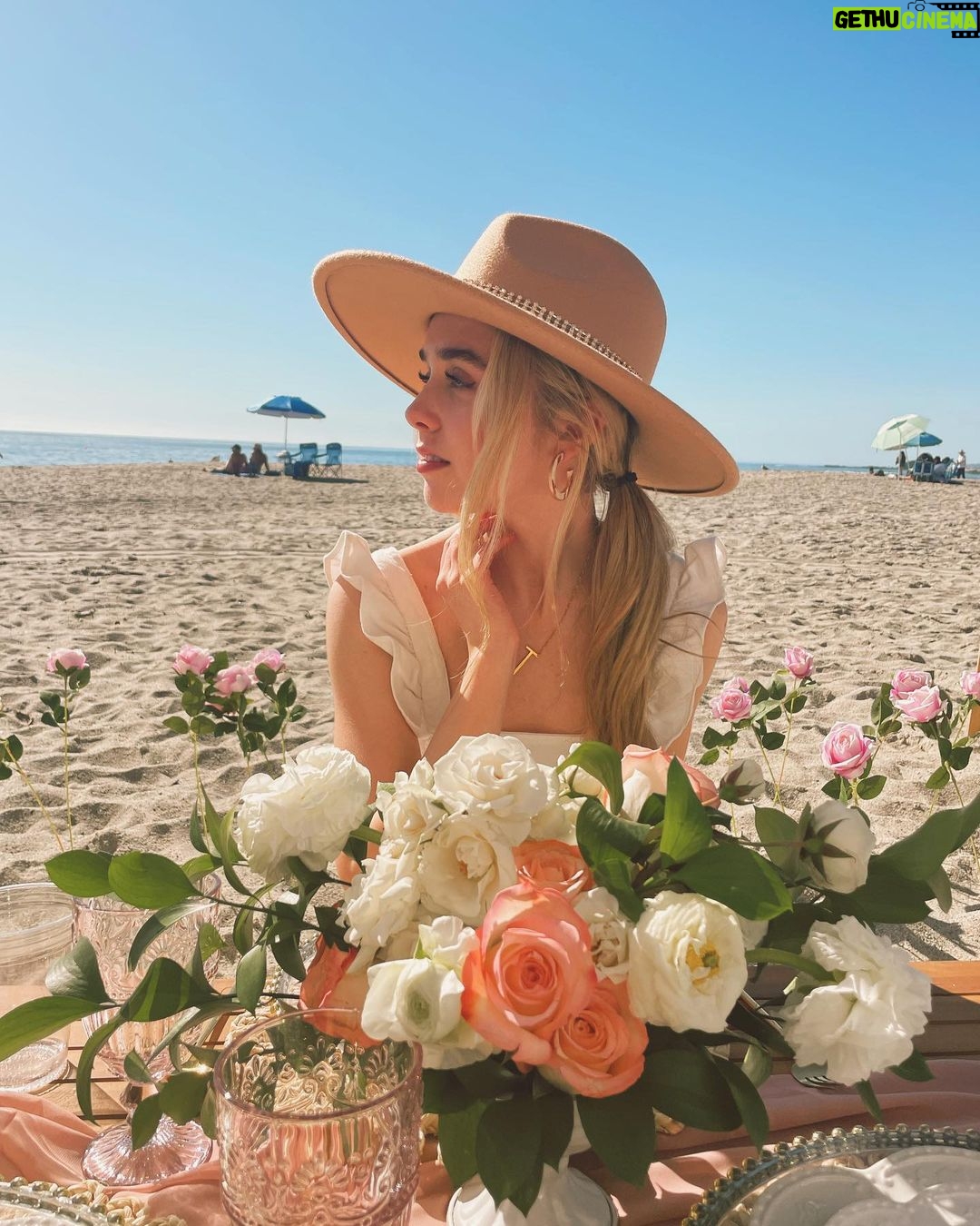 Jenna Davis Instagram - beach picnic anyone? 🤍 pick ur fav 1-6 🧺 Laguna Beach, California