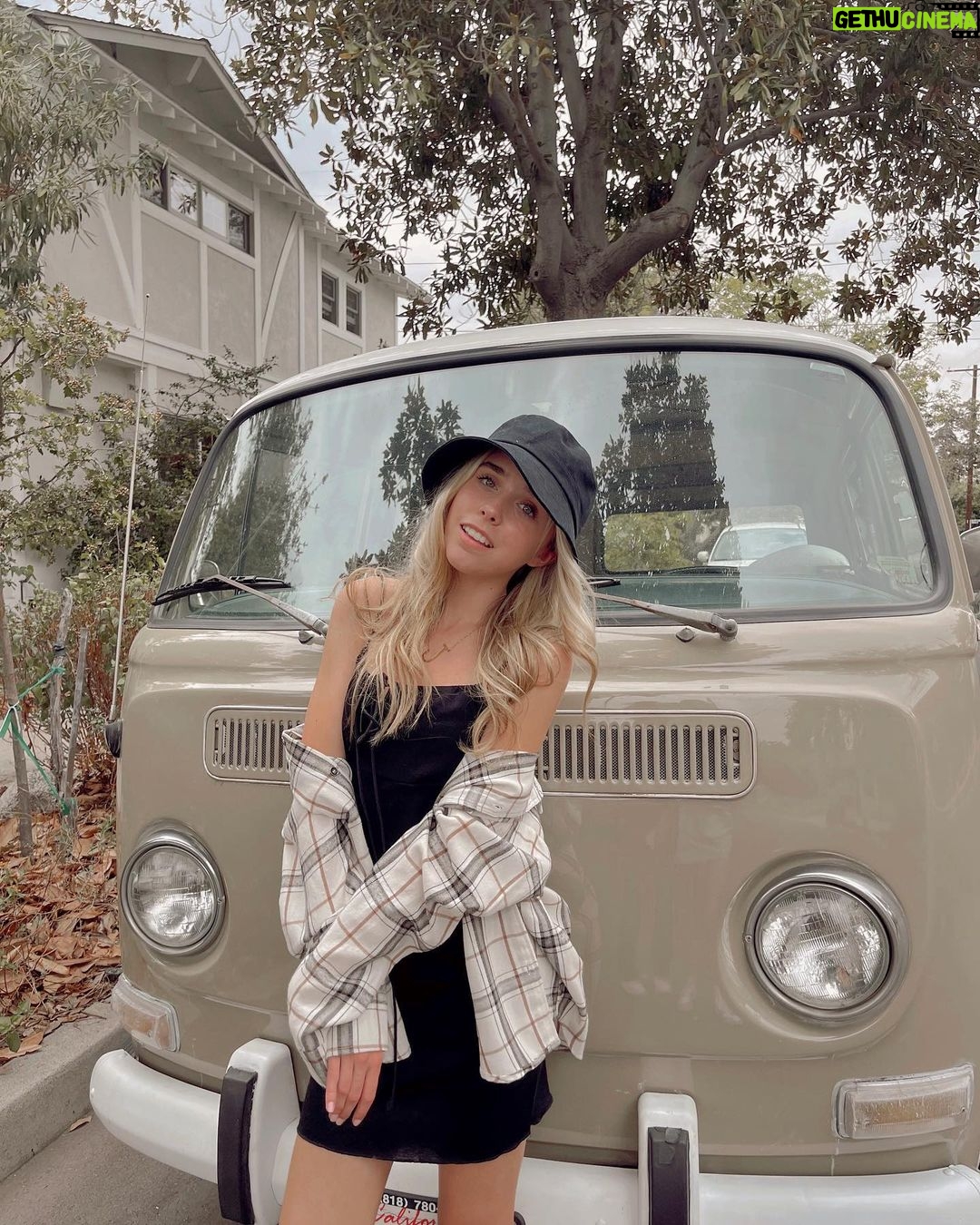 Jenna Davis Instagram - It’s flannel season y’all 🤍
