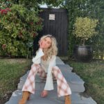 Jenna Davis Instagram - took these in front of my neighbors steps 🤝💓😎 Los Angeles, California