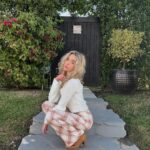 Jenna Davis Instagram - took these in front of my neighbors steps 🤝💓😎 Los Angeles, California
