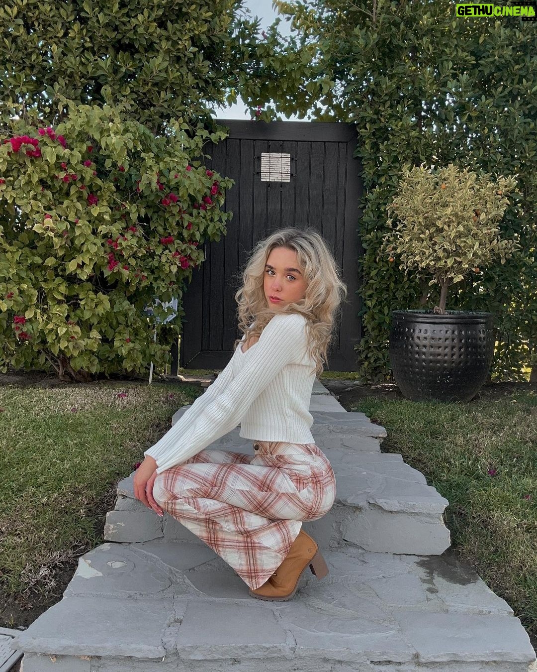 Jenna Davis Instagram - took these in front of my neighbors steps 🤝💓😎 Los Angeles, California