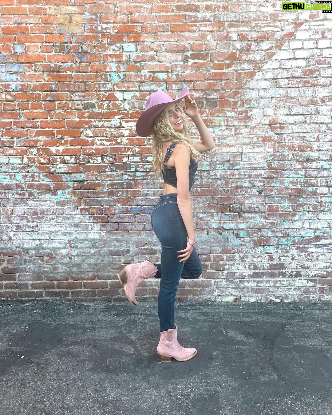 Jenna Davis Instagram - howdy Downtown Los Angeles