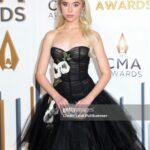 Jenna Davis Instagram - My first @cma’s ♥️ 💋: @baylieholnbach 🎀: @hair.by.sarahelizabeth ✨: @styledbylmc 👗: @marchesafashion 👠: @camillagabrieli 👛: @jeffreylevinson 💍: @baublebar @heymaeve @maisonmiru Bridgestone Arena, Nashville, Tn