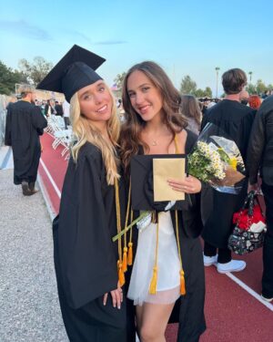 Jenna Davis Instagram - 2022, kiss my class goodbye 🎓