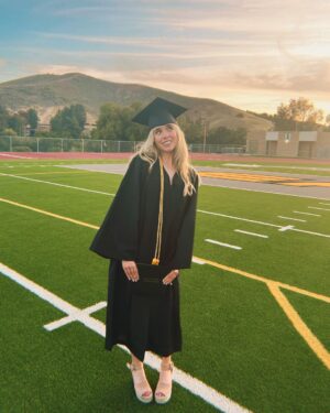 Jenna Davis Instagram - 2022, kiss my class goodbye 🎓