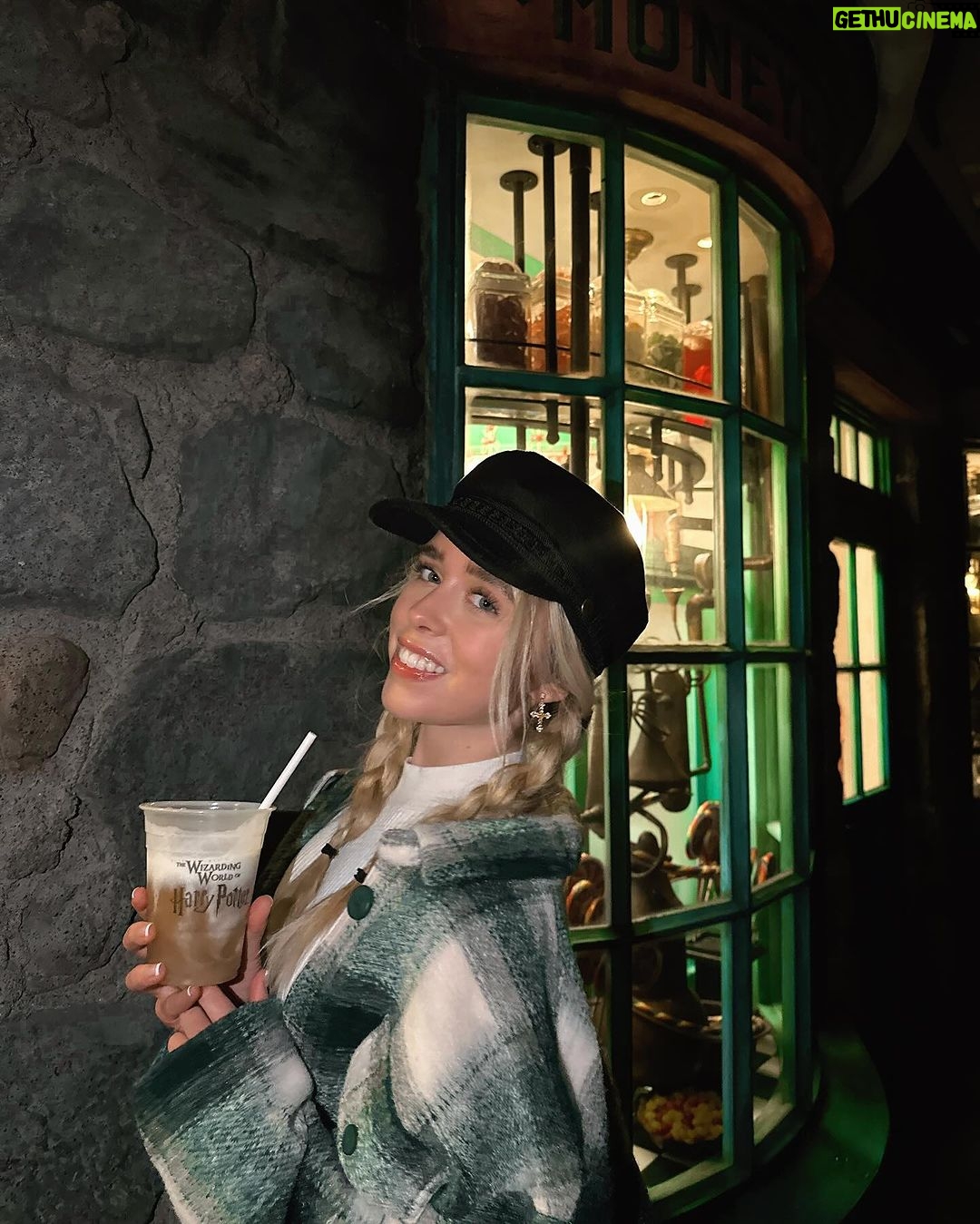 Jenna Davis Instagram - I solemnly swear that I didn’t scream😏 thank you @horrornights for having me!! #universalhhn Hogwarts School of Witchcraft and Wizardy
