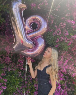 Jenna Davis Instagram - 18 (ahhh I’m an adult💓)