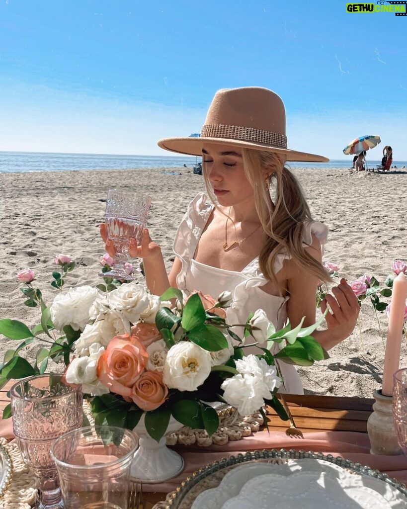 Jenna Davis Instagram - beach picnic anyone? 🤍 pick ur fav 1-6 🧺 Laguna Beach, California