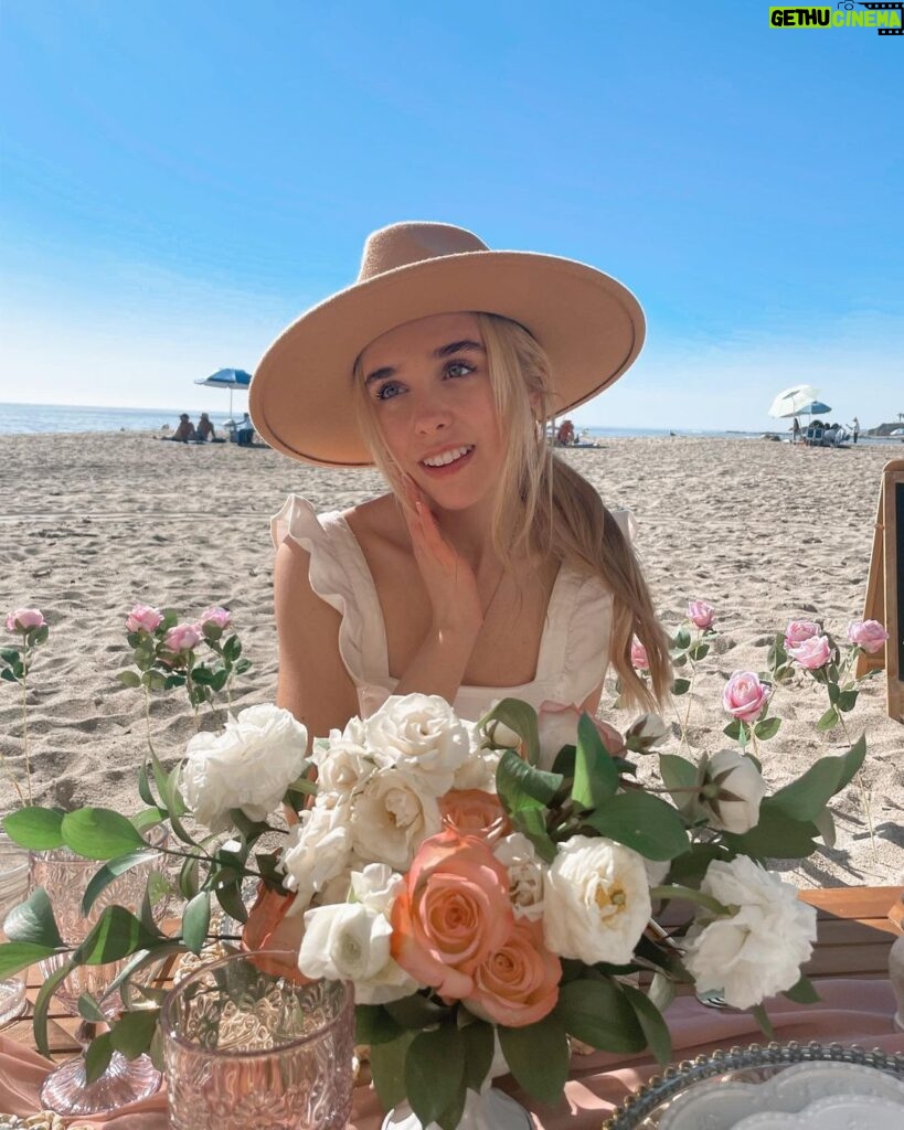 Jenna Davis Instagram - beach picnic anyone? 🤍 pick ur fav 1-6 🧺 Laguna Beach, California