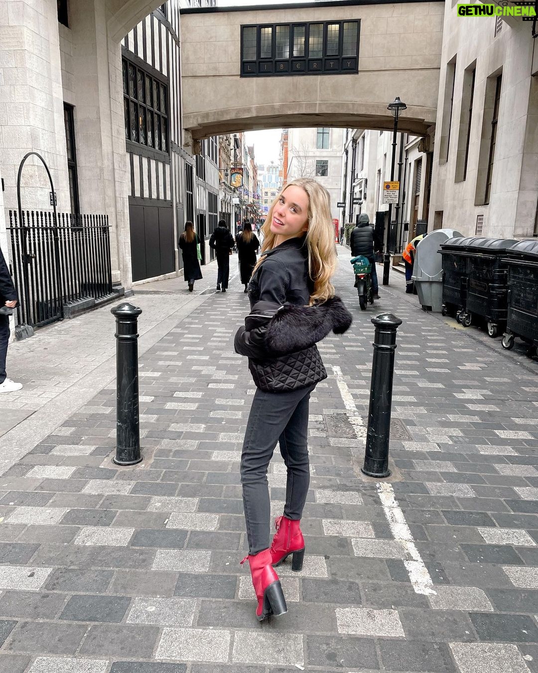 Jenna Davis Instagram - Love from London 💓 Soho, London UK