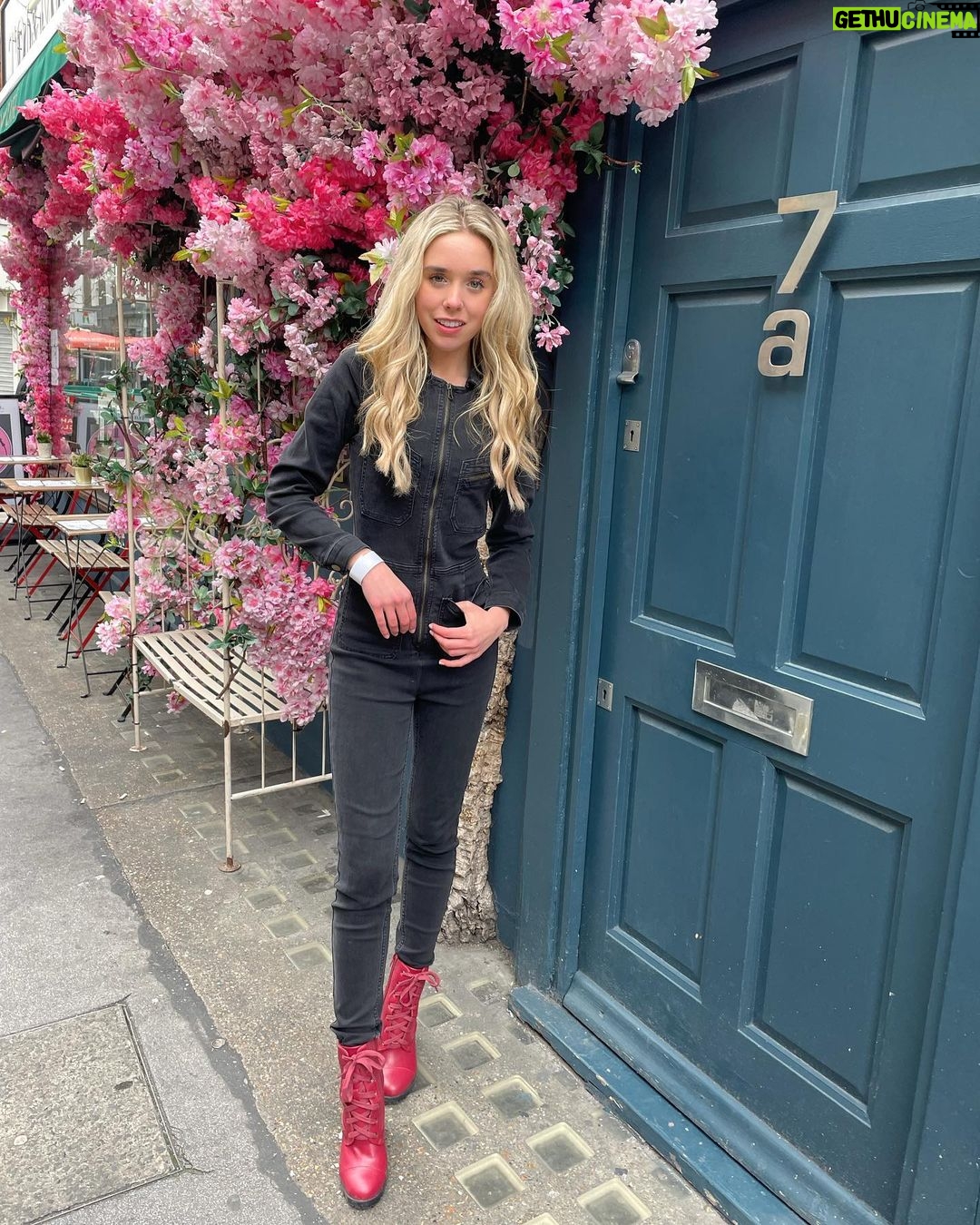 Jenna Davis Instagram - Love from London 💓 Soho, London UK