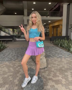 Jenna Davis Instagram - Keep calm & clutch on👛✨ Thanks to Purse Pets, these outfits are 10x cuter 🥰 @hatchimals #pursepets #ad