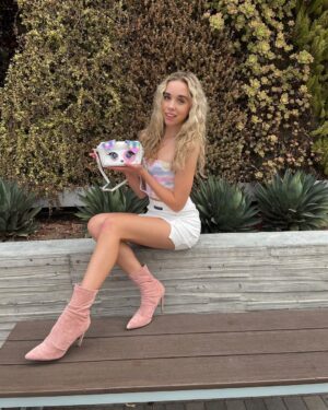 Jenna Davis Instagram - Keep calm & clutch on👛✨ Thanks to Purse Pets, these outfits are 10x cuter 🥰 @hatchimals #pursepets #ad