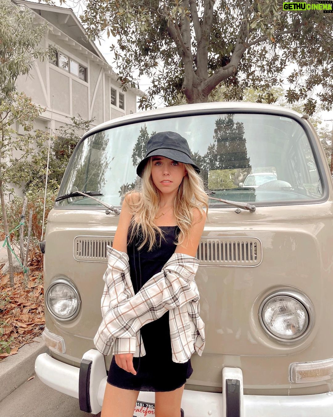 Jenna Davis Instagram - It’s flannel season y’all 🤍