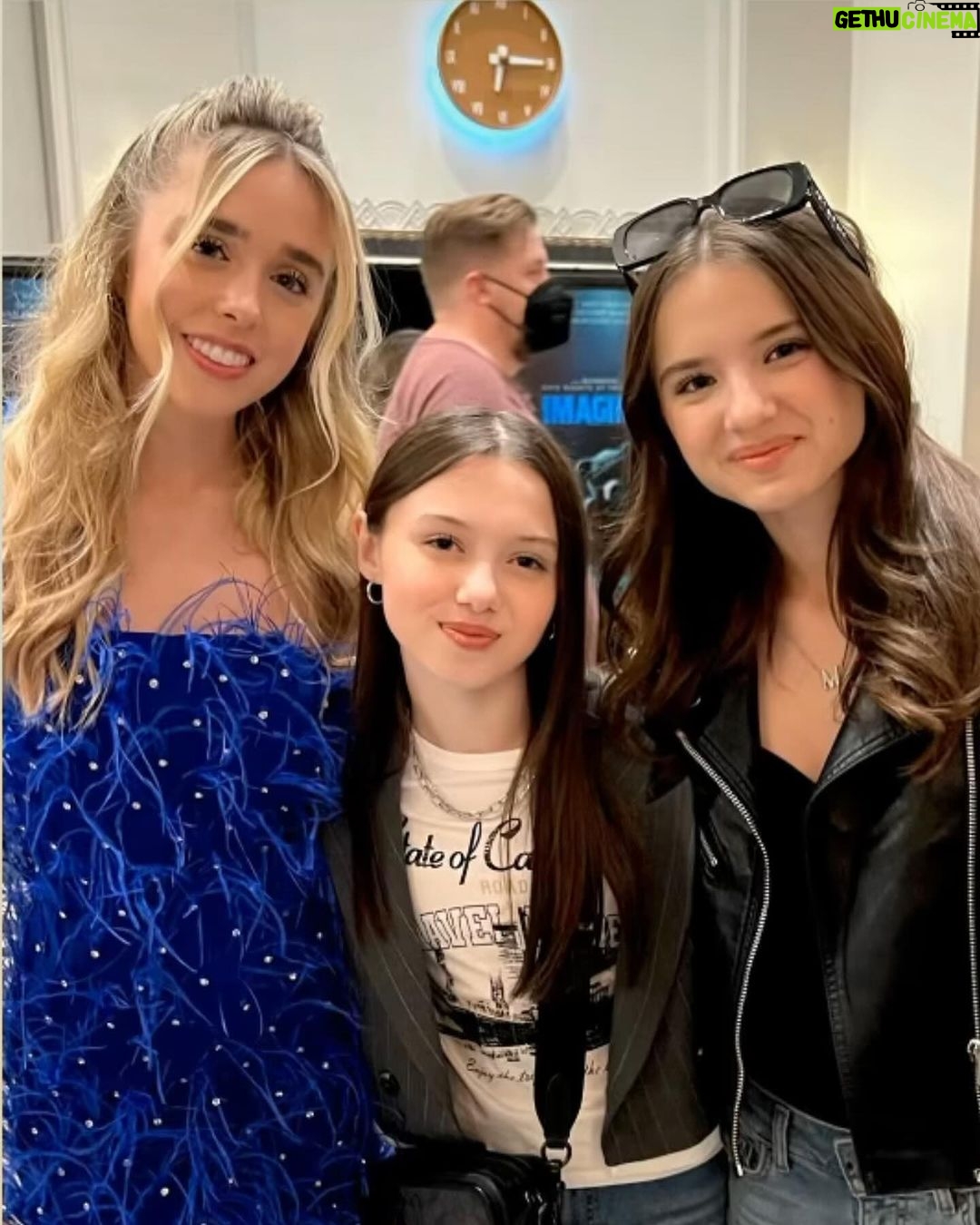 Jenna Davis Instagram - All the feathers ๐ I had such a blast with my @meetm3gan & @blumhouse family celebrating their new film @imaginaryfilm โจ ๐โโ๏ธ: @hairbybradleyleake โจ: @styledbylmc ๐: @shopakira ๐: @ahikozaofficial ๐ : @charleskeithofficial